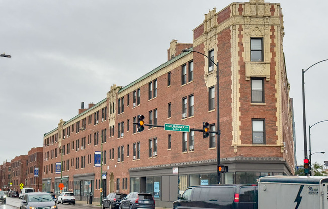 3335 Diversey