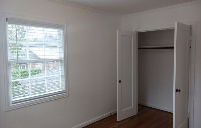 2 beds, 1 bath, 901 sqft, $1,929, Unit 22