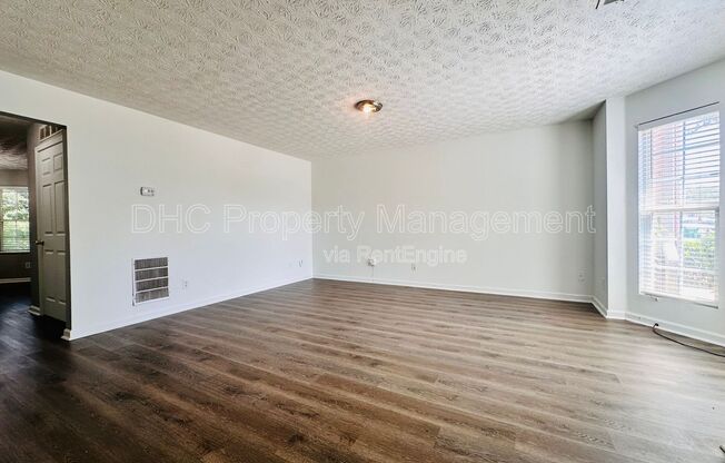 5607 STRATHMOOR MNR CIR