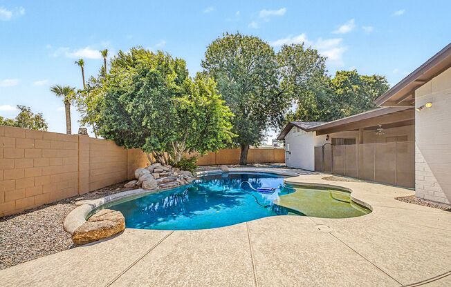 Great Tempe Home with Diving Pool*POOL & LANDSCAPING SERVICES INCLUDED IN RENT