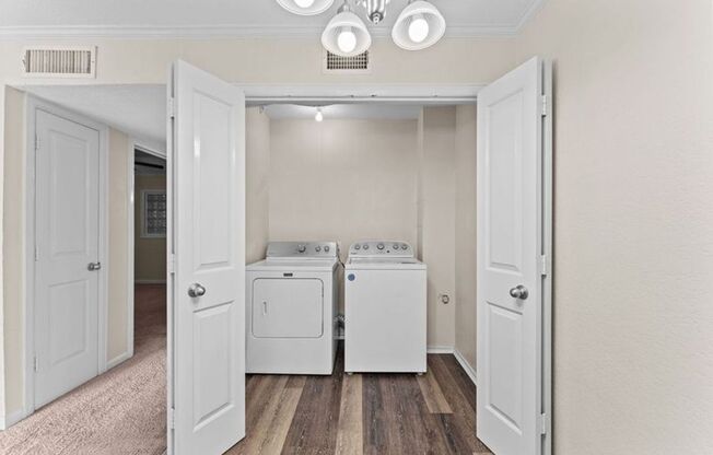 2 beds, 1 bath, 990 sqft, $1,225, Unit #16