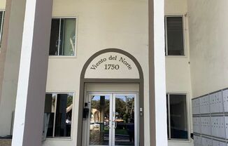 Top Floor Unit - Balcony - Elevator Access - Community Pool & Tennis Court