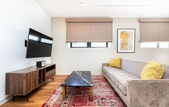 Studio, 1 bath, 300 sqft, $1,900, Unit Garden 1FL