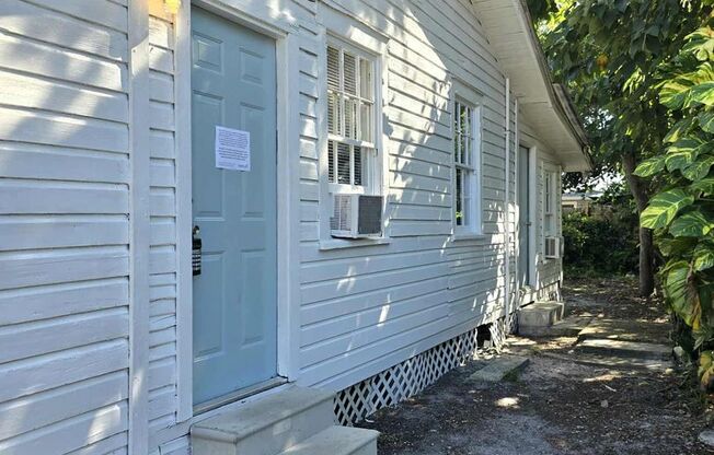 2219 Everett St- 2 BEDROOM/1 BATH For Rent