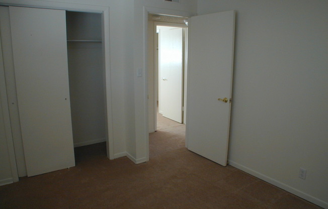 2 beds, 1 bath, 708 sqft, $900