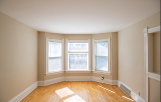 $1565 – 2 Bedroom Upper Flat Near UWM - 2728 N Murray