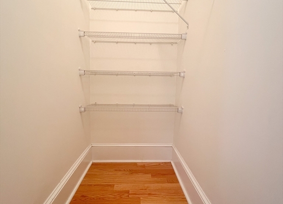 2 beds, 1.5 baths, 924 sqft, $2,880, Unit 12