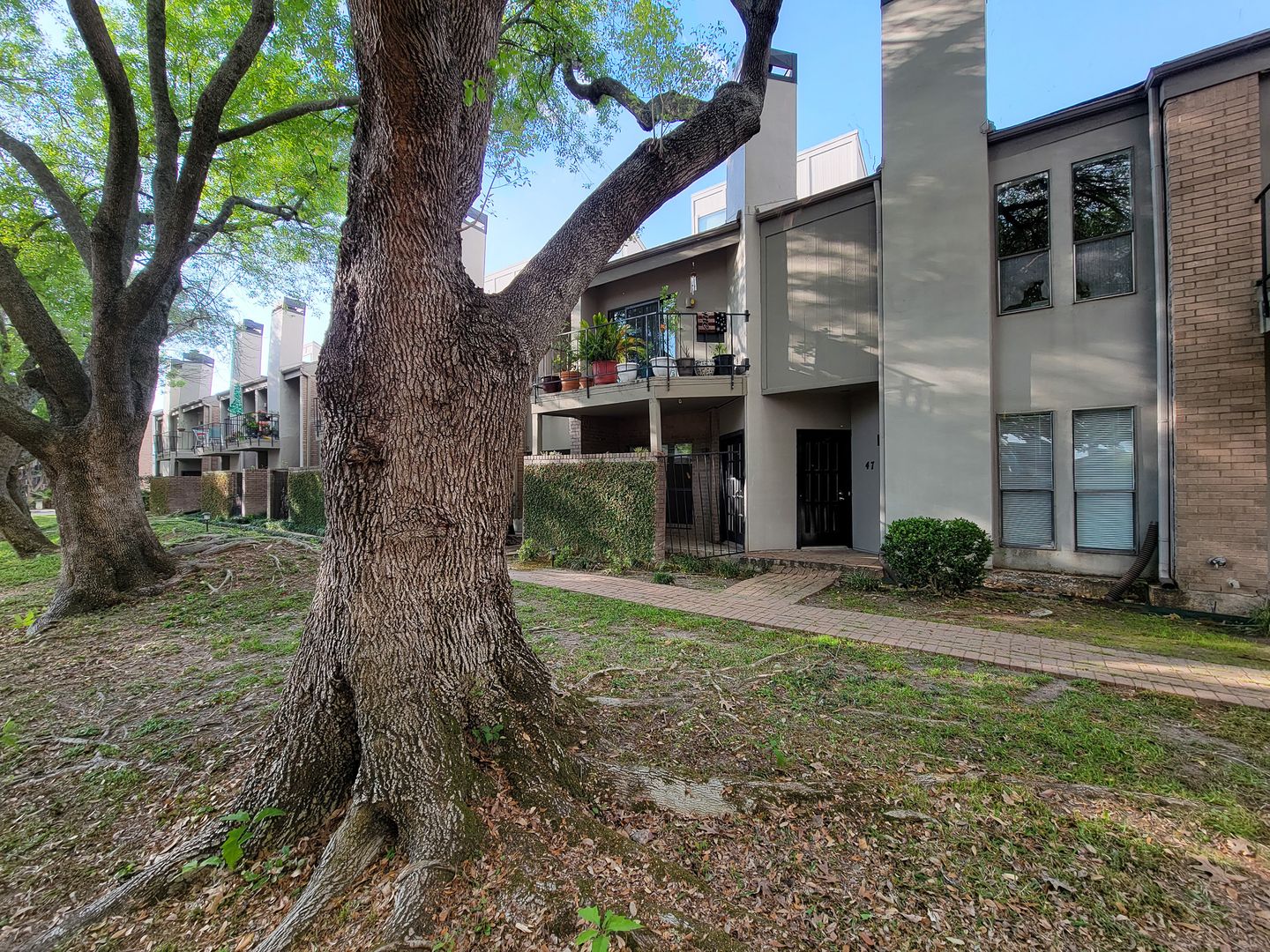 BEAUTIFUL UPDATED 2 BEDROOM 2 BATH CONDO.  GREAT LOCATION!
