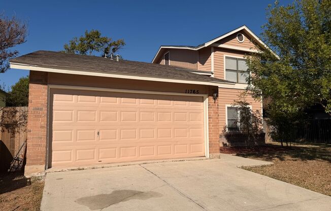 OPEN 3 BR W/ MASTER DOWN*STAINLESS STEEL APPLIANCES*FIREPLACE IN LIVING*TILED SHOWER*WALK-IN CLOSET*2" FAUX BLINDS*1.5-2 CAR GARAGE*EASY ACCESS TO SIX FLAGS, SEA WORLD, UTSA, LACKLAND AFB, & SHOPPING*
