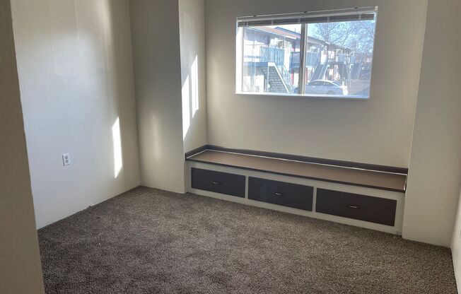 2 beds, 1 bath, 700 sqft, $1,100, Unit 9