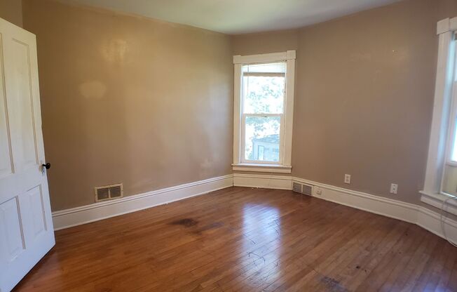 4 beds, 1 bath, $1,600, Unit A West Side-A.Toress