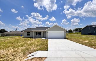 Discover Modern Comfort: Your New Home at 3BD/2BA- 52 Maple Drive Way!