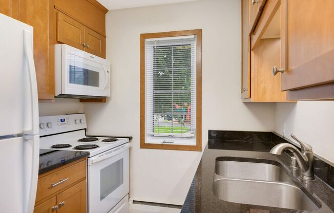 2 beds, 1 bath, $1,300, Unit 11