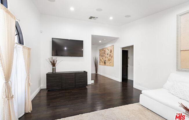 1110 N BEVERLY GLN BLVD