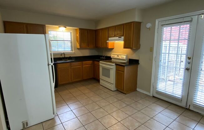AUGUST PRE-LEASE Spacious & Affordable 3 Bedroom 2 Bathroom Duplex ON BUS ROUTE
