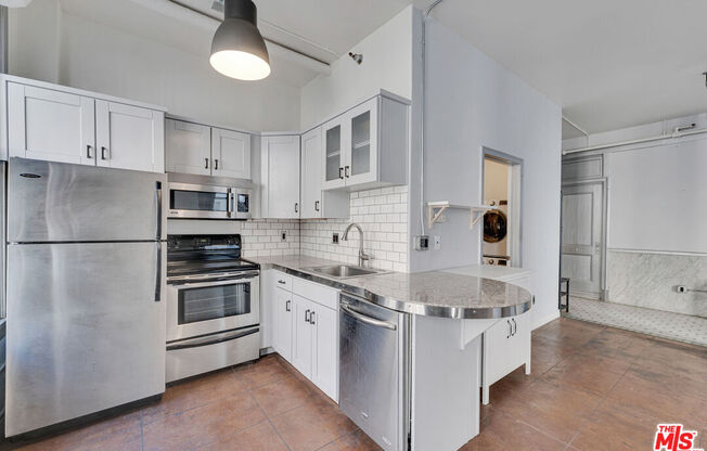 Studio, 1 bath, 650 sqft, $2,000, Unit 811