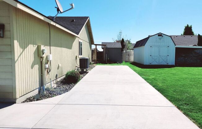 One Level in Kennewick, Large Yard, Pets Welcome!