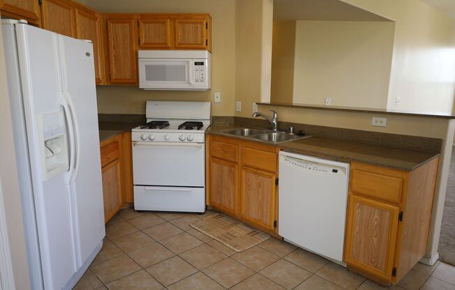 Lovely 3 bed 2 bath condo in wonderful location just off the 215 & Tropicana!