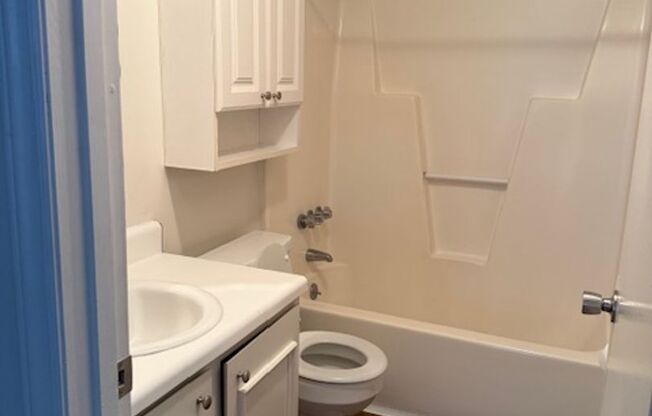 2 beds, 1 bath, 940 sqft, $1,125, Unit 166J