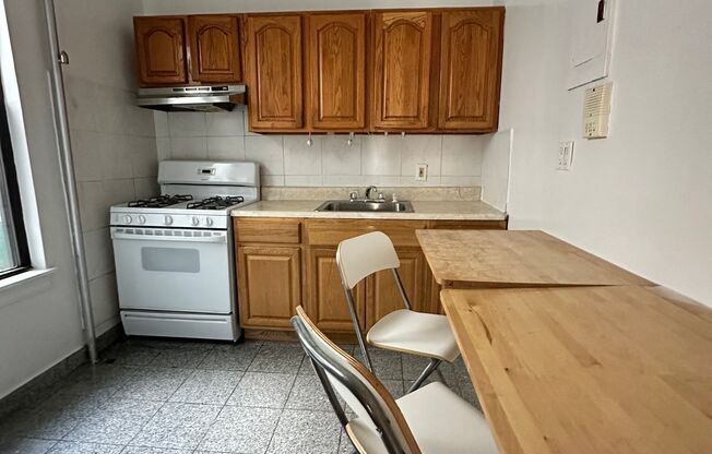 2 beds, 1 bath, $2,700, Unit 1F