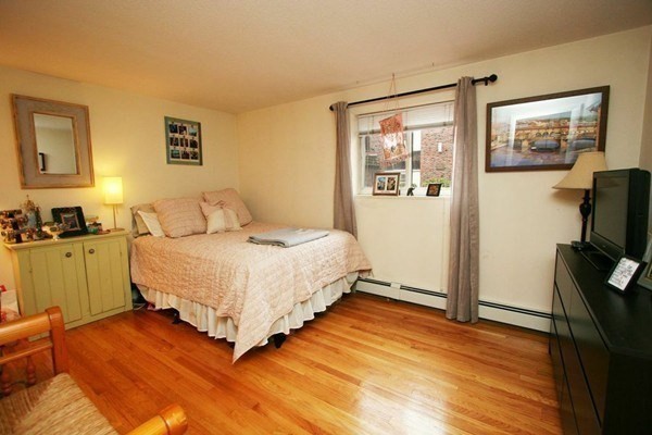2 beds, 1 bath, 890 sqft, $3,100, Unit 14