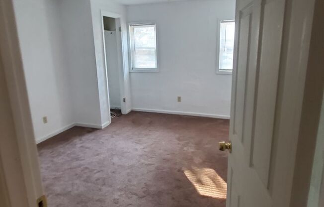 3 beds, 1 bath, 875 sqft, $1,095