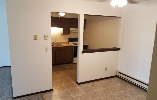 2 beds, 1 bath, $855, Unit 2F