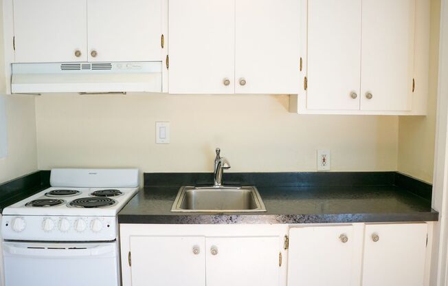 Warm & Inviting Studio in Classic 1928 Building w/ 1 MONTH FREE!