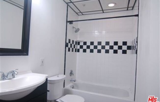 1 bed, 1 bath, 790 sqft, $2,000, Unit 404