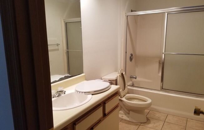 Great 3 Bed 2 Bath 2 Car Garage Flat Duplex- Pets ok!