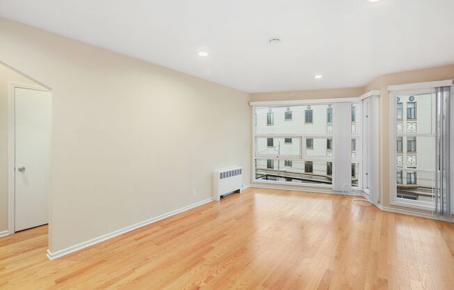 Marina: Remodeled 2nd Floor w/ Optional Parking & Golden Gate Bridge View near Chestnut Shops