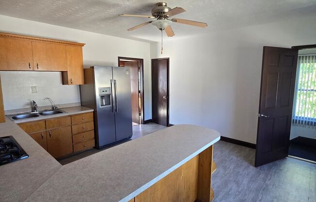 2 beds, 1 bath, 1,000 sqft, $975, Unit Upper Unit