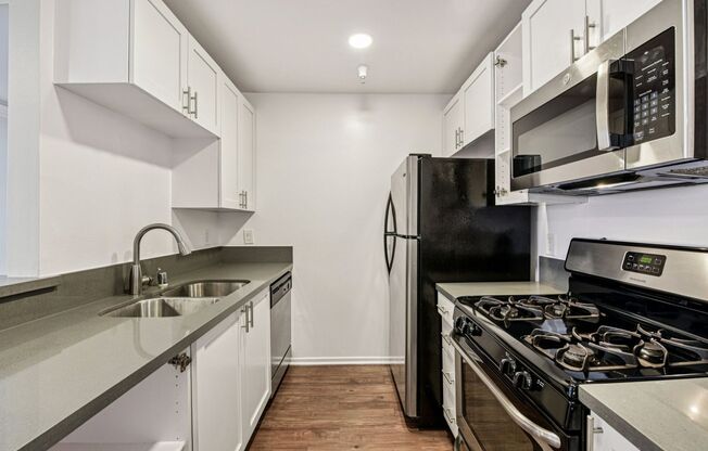 2 beds, 2 baths, 850 sqft, $2,798, Unit 415