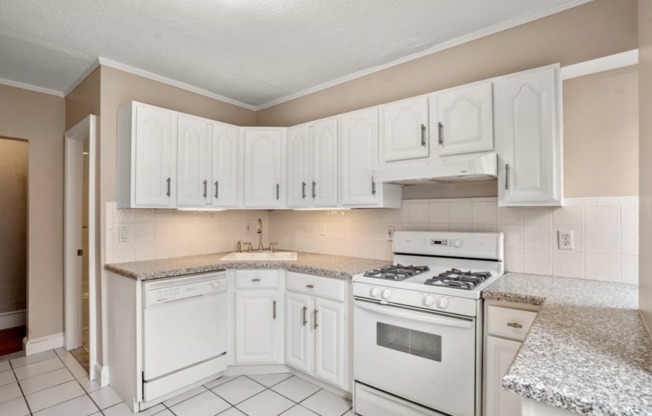 2 beds, 1 bath, $3,850, Unit # 3