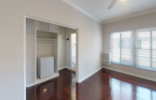 Studio, 1 bath, 350 sqft, $1,325, Unit 208