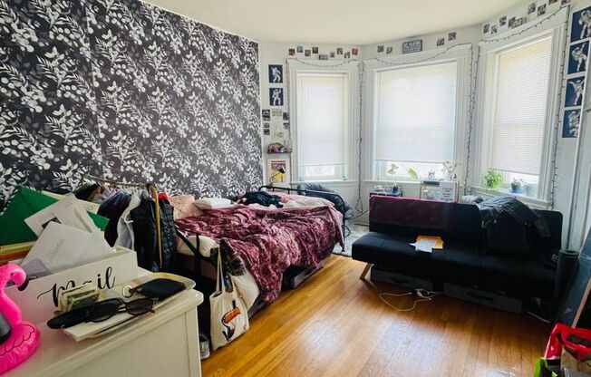 3 beds, 1 bath, 784 sqft, $3,900, Unit 14P-11