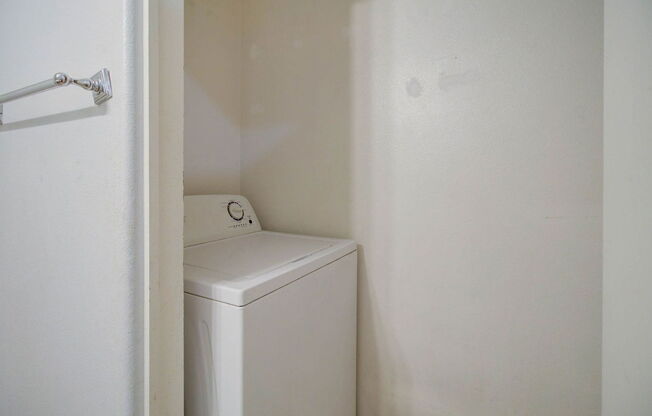 1 bed, 1 bath, 745 sqft, $1,300, Unit 2072