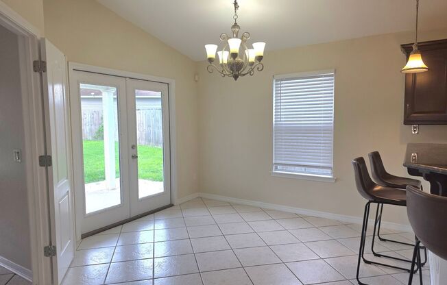 3/2 Cul-de-Sac Home with Huge Fenced Yard & Spacious Kitchen