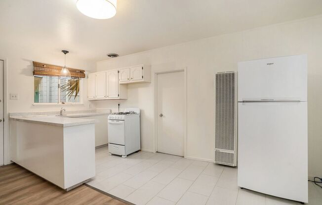 1 bed, 1 bath, $2,200, Unit B