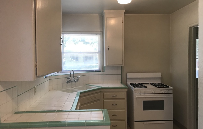 2 beds, 1 bath, $1,595