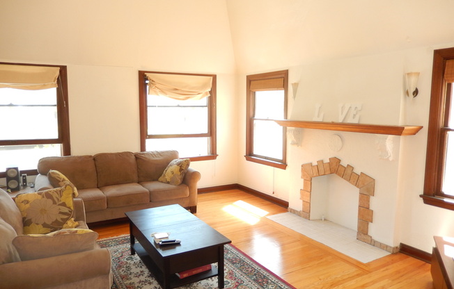 2 beds, 1 bath, $2,950, Unit # 2