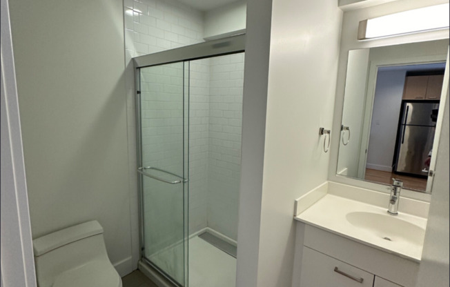 1 bed, 1 bath, $3,400, Unit 105