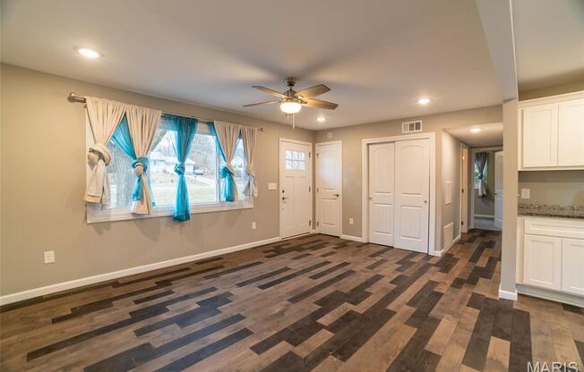 3 beds, 1 bath, 925 sqft, $1,995, Unit Hillsdale Dr 204