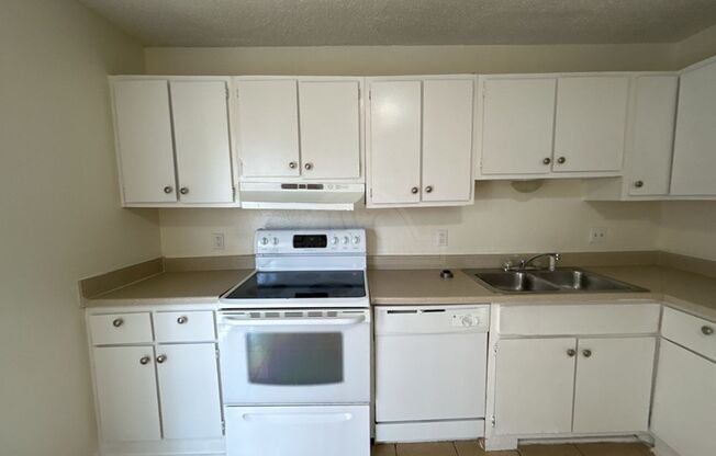 2 beds, 1 bath, $825, Unit 1906 Cedarhill Unit A