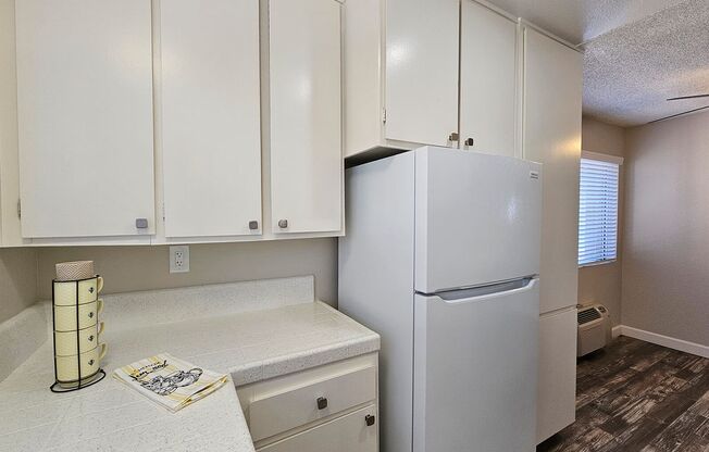 2 beds, 1 bath, 800 sqft, $1,995, Unit 33-13