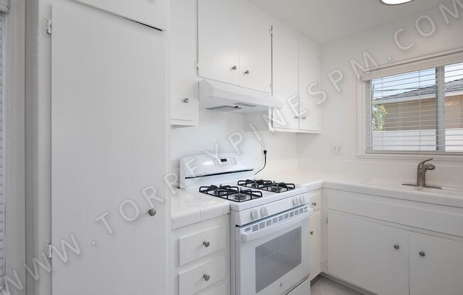 Downstairs Two Bedroom One Bathroom in Pacific Beach!