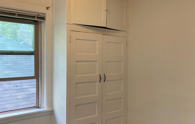 2 beds, 1 bath, $810, Unit H