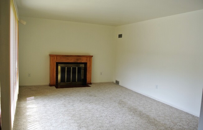 4 beds, 1.5 baths, $1,295, Unit Main floor