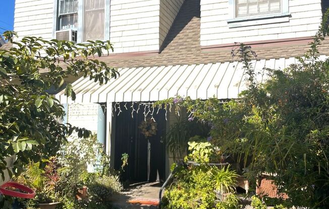 Lower 1 Bedroom Backhouse near Downtown Long Beach