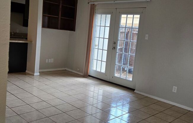 Charming 1-Bedroom Quad in Fort Worth – 800 Sq. Ft.